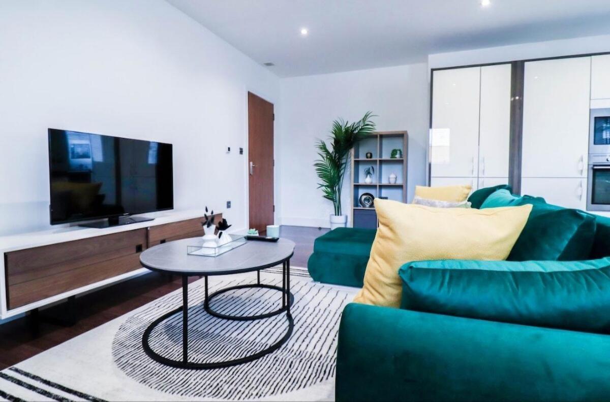 Luxury 2br Close To Train Station London