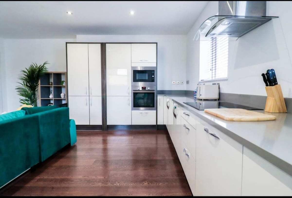 Luxury 2br Close To Train Station Apartment *